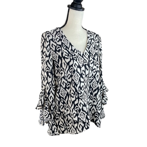 NWT Vince Camuto Etched Geo Flutter Sleeve Blouse Size Small - Picture 8 of 10
